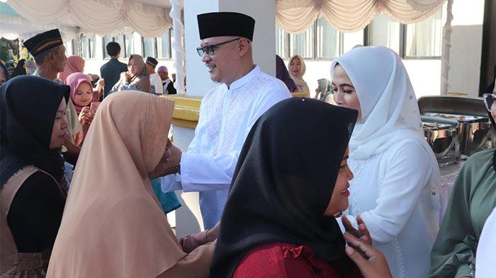 Pj Bupati Belitung, Yuspian, silaturahmi dengan masyarakat usai salat Id di Halaman Kantor Bupati Belitung, Rabu (10/4/2024).