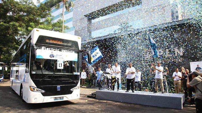 Seremoni keberangkatan Mudik Asyik Bersama BUMN pada tahun sebelumnya dari kantor PLN Pusat.