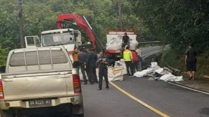 Mobil opleher pengangkut timah yang melintang di jalan Genting Apit, Belitung Timur, Kamis (21/3/2024).