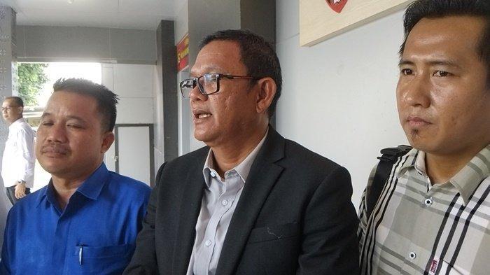 Tim kuasa hukum Aiptu FN mendatangi Polda Sumsel untuk mendampingi kliennya yang masih menjalani sidang kode etik, Senin (25/3/2024).