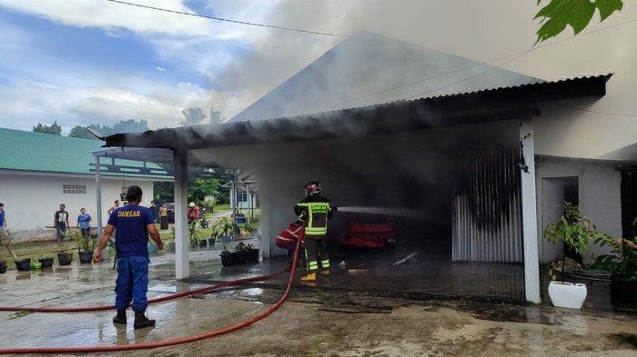 Petugas damkar BPBD Belitung berupaya memadamkan api membakar rumah di Jalan Kelekak Usang, Desa Perawas, Kecamatan Tanjungpandan, Rabu (3/4/2024).