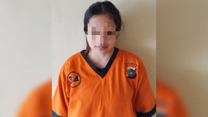 Wanita Muda di Pagar