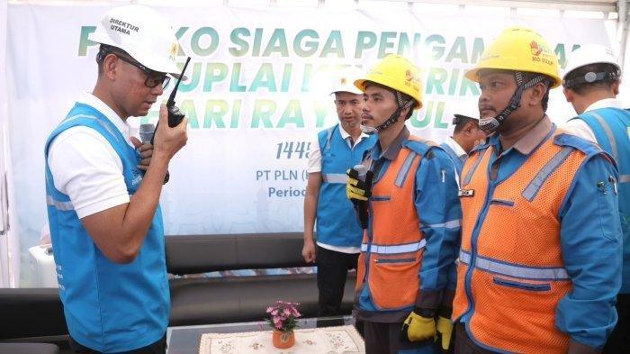 Direktur Utama PLN, Darmawan Prasodjo (kiri) terjun melakukan pengecekan langsung personil siaga SPKLU di lapangan.