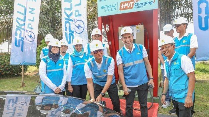 Direktur Utama PLN, Darmawan Prasodjo (kelima dari kanan) melakukan pengisian daya kendaraan listrik di SPKLU rest area tol Jakarta - Merak km 13,5 Tangerang, Banten didampingi Direktur Transmisi dan Perencanaan Sistem PLN, Evy Haryadi (kanan), Direktur Keuangan PLN, Sinthya Roesly (keempat dari kiri), Direktur Utama PLN Icon Plus, Ari Rahmat Indra Cahyadi (ketiga dari kiri), GM PLN UID Banten, Abdul Mukhlis (keempat dari kanan), GM PLN UID Jakarta Raya, Lasiran (kedua dari kanan), dan GM PLN UID Jawa Barat, Susiana Mutia (kedua dari kiri).