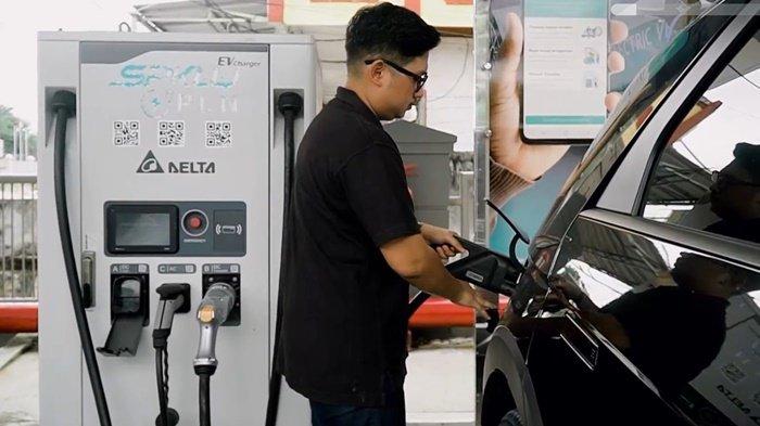 Pengguna EV, Rafi saat melakukan recharging di SPKLU kantor PLN Babel dengan fast charging