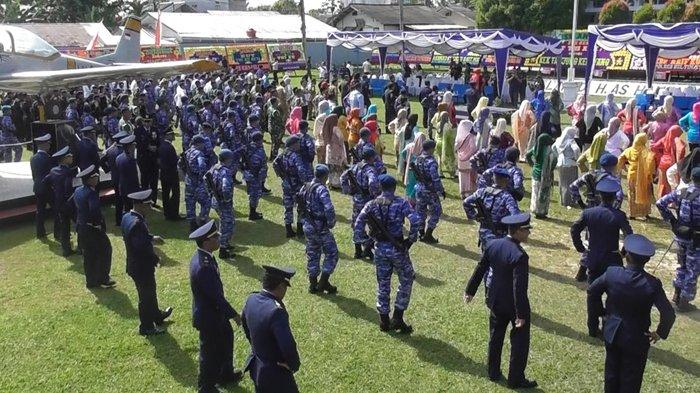 Seluruh tamu undangan menari Tarian Bedincak khas Babel usai upacara peringatan HUT ke-78 TNI AU di halaman Mako Lanud H AS Hanandjoeddin Belitung, Senin (22/4/2024).