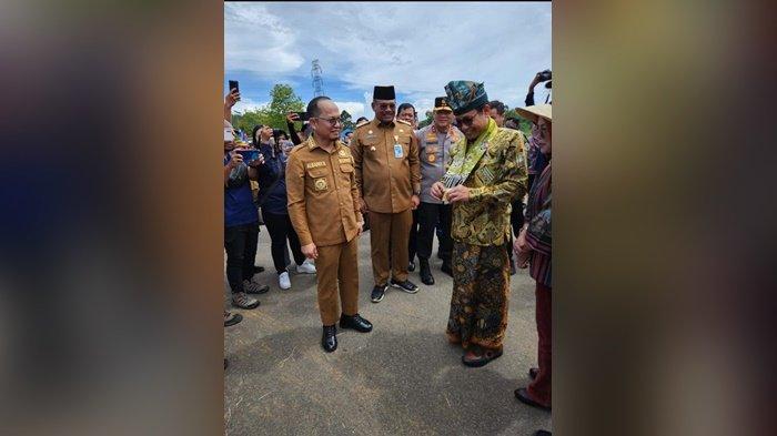 Baris depan dari kiri ke kanan : Bupati Bangka Tengah, Algafry Rahman, S.T., M.P.d., PJ Gubernur Babel, Dr. Safrizal ZA, M.Si., Kapolda Babel, Irjen Pol Tornagogo Sihombing, Menteri Desa Pembangunan Daerah Tertinggal, dan Transmigrasi, Prof. Dr. Drs. H. Abdul Halim Iskandar, M.Pd. saat kedatangan Pak Menteri PPDT di Desa Namang.