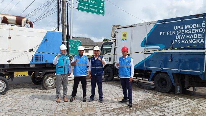 Petugas PLN mempersiapkan backup pasokan listrik berupa UPS Dan Genset Mobile untuk melakukan pengamanan berlapis pasokan listrik VVIP