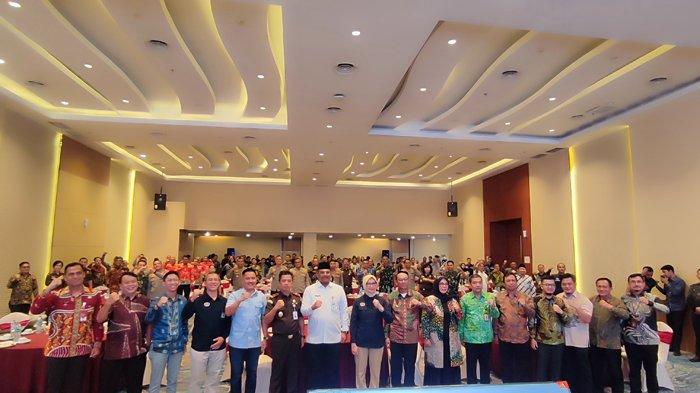 Foto bersama usai penandatanganan perjanjian kerja sama antara Pemerintah Provinsi Kepulauan Bangka Belitung dengan BPH Migas di Hotel BW Suite Belitung, Jumat (3/5/2024).