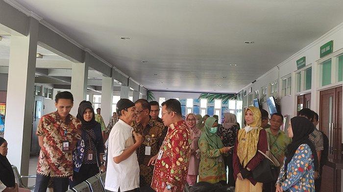 TINJAU RUMAH SAKIT - Bupati Belitung, Djoni Alamsyah dan Wakil Bupati, Syamsir, meninjau pelayanan di poli RSUD Marsidi Judono, Kabupaten Belitung, Provinsi Kepulauan Bangka Belitung, Kamis (10/4/2025).