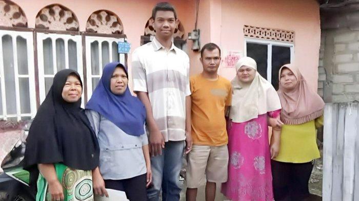 Sagil dan keluarga di Kerinci, Jambi.