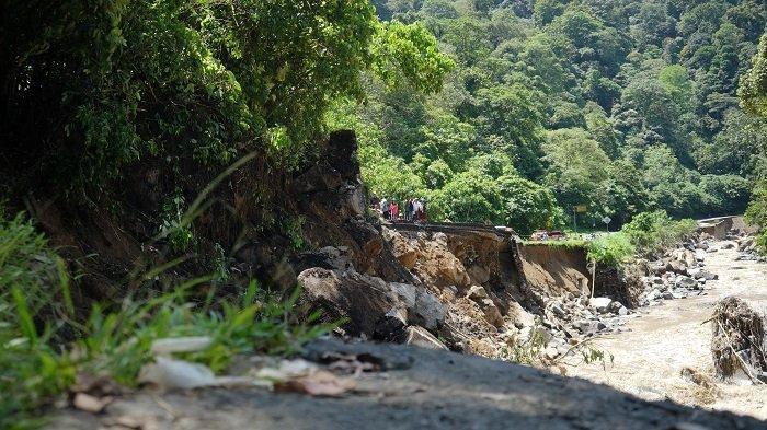 Jalan putus Padang-Bukittinggi di kawasan, Lembah Anai, Kabupaten Tanah Datar, Sumatra Barat, Minggu (12/5/2024).