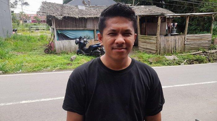 Jefri, seorang warga yang membantu selamatkan tetangganya saat hampir terbawa banjir lahar dingin di Nagari Bukik Batabuah, Kabupaten Agam, Sumatra Barat, Minggu (12/5/2024)