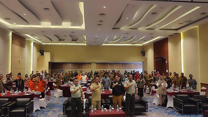 Peserta dan tamu undangan Sosialisasi KIE yang digelar oleh BPBD Kabupaten Belitung di Hotel BW Suite Belitung, berfoto bersama, Selasa (21/5/2024).