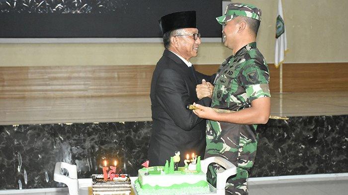 Dandim 0414/Belitung Letkol Inf Karuniawan Hanif. menyalami Bupati Belitung Timur, Burhanudin, saat memberikan surprise di hari ulang tahun Burhanudi, Rabu (22/5/2024).