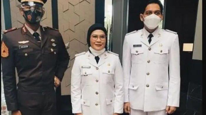 Andika Mahardika saat berfoto bersama Bupati Indramayu Nina Agustina dan Wakil Bupati Lucky Hakim, pada tahun 2022.