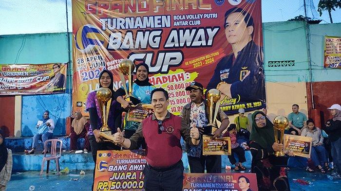 Para pemenang turnamen bola voli putri Bang Away Cup berfoto bersama penyelenggara turnamen, yakni Azwardy Azhar (Bang Away), Minggu (2/6/2024).