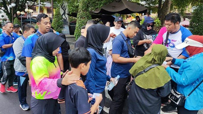 Personel Lanud H AS Hanandjoeddin mengikuti acara Jalan Sehat HUT ke-23 Pos Belitung, Minggu (2/6/2024).