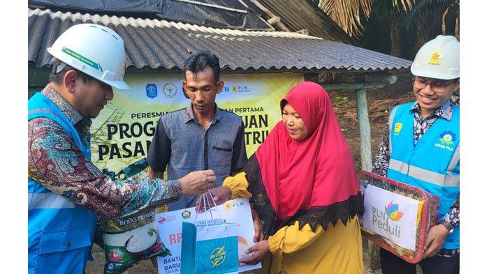 GM PLN UIW Babel, Mohammad Munief Budiman (Paling kiri), di dampingi Vice Presiden Perencanaan Pengembangan Strategi Produk Niaga PLN Pusat, Ahmad Syauki (paling kanan) melakukan simbolis bantuaan BPBL dan penyerahan sembako kepada salah satu penerimaprogram BPBL tahun 2023 di Desa Kimak Bangka
