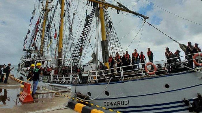 KRI Dewaruci meninggalkan Belitung Timur untuk selanjutnya berlayar menuju Dumai, Riau, Rabu (12/6/2024).