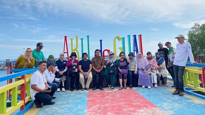 Foto bersama di Desa Suak Gual Kecamatan Selat Nasik saat kegiatan pra revalidasi UGGp di Pulau Belitung beberapa waktu lalu.