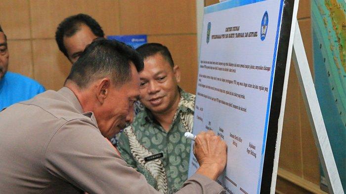 Penandatanganan komitmen bersama pelaksanaan PPDB 2024 yang objektif, transparan, dan akuntabel di Ruang Rapat Bupati Belitung, Kamis (20/6/2024).