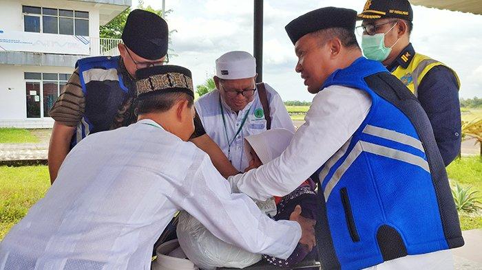 Hj. Murtama, istri dari almarhum H Abdul Rani Rasyid yang wafat di Mekkah, ketika tiba dan disambut Pj Bupati Belitung Yuspian beserta rombongan, Minggu (30/6/2024).