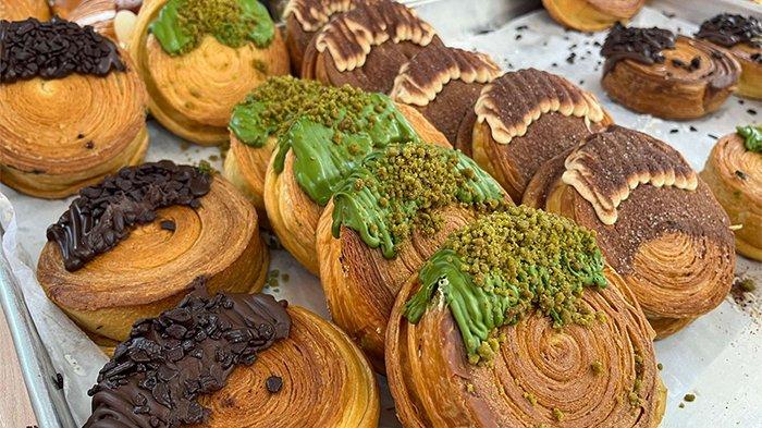 Cromboloni dan kue lainnya yang tertsedia di Nyona Manna di Kota Pangkalpinang. 