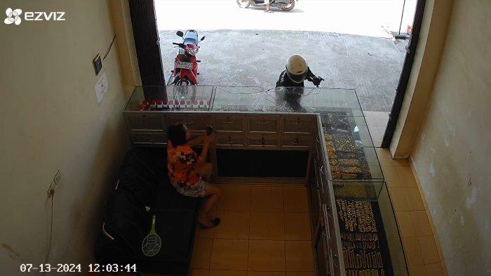 Tangkapan layar video perampokan toko perhiasan di Kecamatan Payung, Kabupaten Bangka Selatan, Kepulauan Bangka Belitung, Sabtu (13/7/2024). Aksi perampokan tersebut hanya berlangsung beberapa detik. 