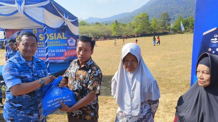 Penyerahan paket bahan pokok saat baksos di Lapangan Bola Air Begantung, Desa Kacang Butor, Kecamatan Badau, Kabupaten Belitung pada Kamis (25/7/2024).