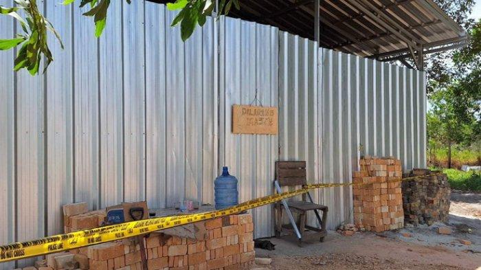 Bangunan tempat peleburan timah diduga ilegal di Kecamatan Gantung, Kabupaten Belitung Timur, yang sudah disegel oleh Polres Beltim
