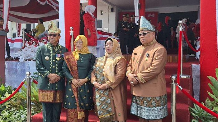 Bupati Belitung Timur, Burhanudin dan istri, berfoto bersama Wakil Bupati Belitung Timur, Khairil Anwar, dan istri, usai upacara peringatan HUT ke-79 Kemerdekaan RI di halaman Kantor Bupati Belitung Timur, Sabtu (17/8/2024).