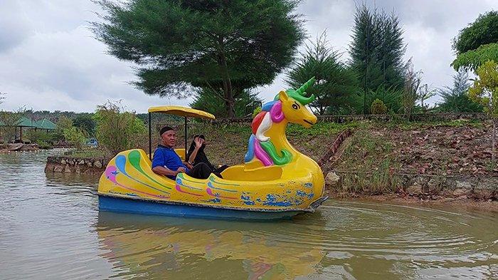 
Pengunjung menaiki wahana bebek air di Taman Wisata Keluarga Buana Mega Wisata (Taman Wisata BMW), Bangka Barat, Minggu (18/8/2024). 