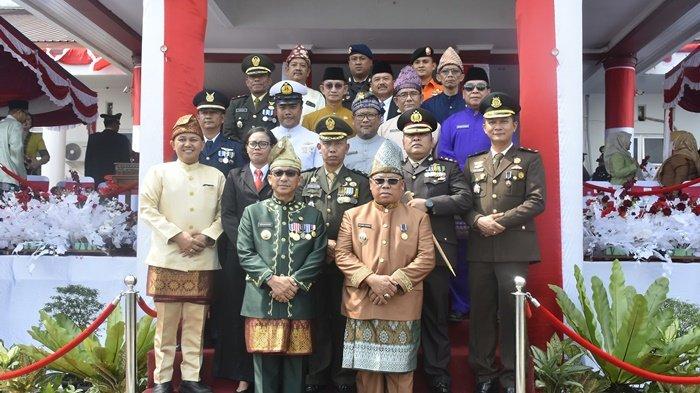 FOTO BERSAMA__ Bupati Wakil Bupati Belitung Timur foto bersama Ketua DPRD Belitung Timur dan jajaran anggota DPRD Belitung Timur serta Forkopimda, usai acara peringatan Sidang Paripurna Mendengarkan Pidato Kenegaraan Presiden di MPR RI pada Jumat (16/8) di Ruang Sidang Paripurna DPRD Belitung Timur.