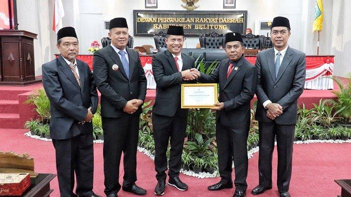 FOTO BERSAMA __ Pj Bupati Belitung dan para pimpinan dan segenap anggota DPRD Belitung beserta para forkopimda foto bersama usai menggelar rapat paripurna dengan agenda mendengarkan Pidato Kenegaraan Presiden Republik Indonesia, Jumat (16/8/2024).