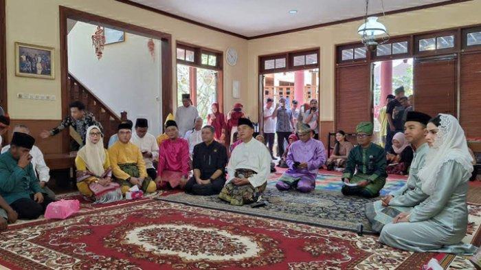 Erzaldi Rosman Djohan dan Melati ketika sampai di Kediaman Keluarga Besar Yusril Ihza Mahendra di Kabupaten Belitung Timur, Kamis (22/8/2024).