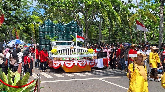 Miniatur Istana Garuda IKN hasil kreativitas SDN 10 Gantung saat Pawai Pembangunan HUT ke-79 RI, di Belitung Timur Sabtu (24/8/2024).