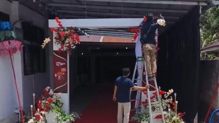 Dua orang memasang dekorasi di pintu Kantor KPU Kabupaten Belitung pada hari pertama tahapan pendaftaran bakal paslon Bupati dan Wakil Bupati pada Selasa (27/8/2024)