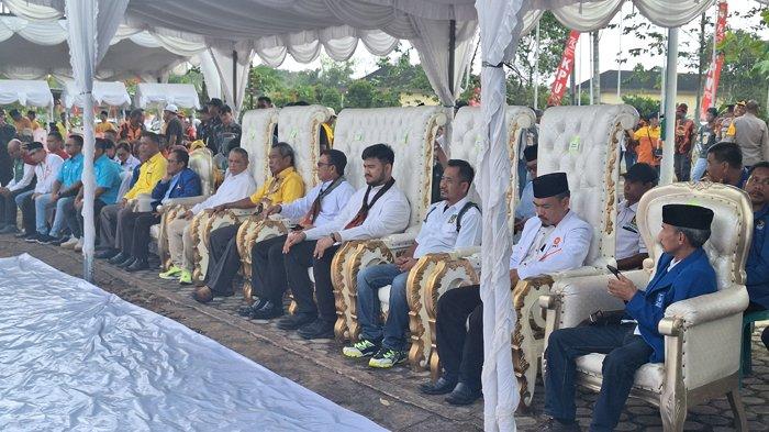 Paslon BEBUAT mendaftarkan diri di Pilkada Belitung Timur 2024 ke KPU Belitung Timur, Selasa (27/8/2024).