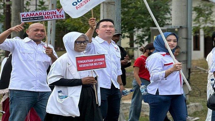 Pendukung pasangan Calon Bupati Kamarudin Muten bersama calon Wakil Bupati Khairil Anwar saat melakukan jalan bersama untuk melakukan pendaftaran Pemilihan Kepala Daerah (Pilkada) bersama partai koalisi dan relawan pendukungnya, Manggar, Rabu, (28/8).