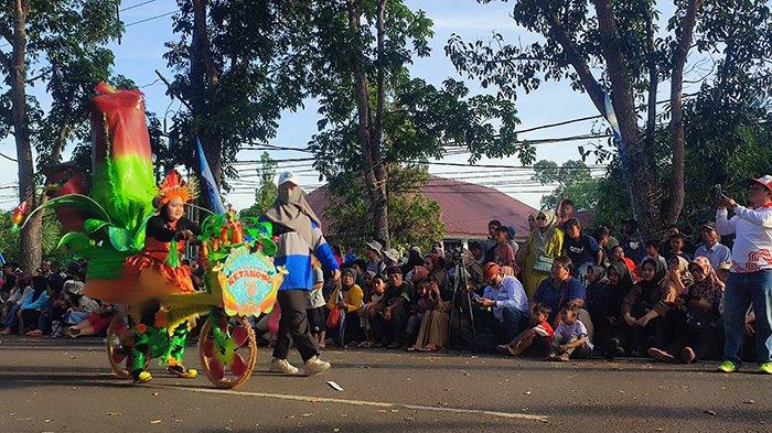 Masyarakat menyaksikan Pawai Pembangunan Belitung 2024 di depan panggung kehormatan, Sabtu (31/8/2024).