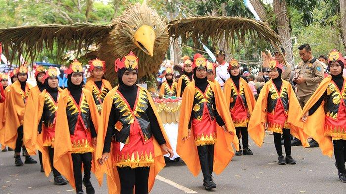 Peserta Pawai Pembangunan Belitung 2024 saat melewati panggung kehormatan di Jalan Ahmad Yani, Tanjungpandan, Kabupaten Belitung, Sabtu (31/8/2024).