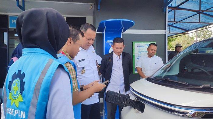 Pj Bupati Belitung Mikron Antariksa saat uji coba SPKLU yang ada di depan ULP PLN Belitung di Jalan Sekolah, Kecamatan Tanjungpandan, Kabupaten Belitung, Rabu (11/9/2024).