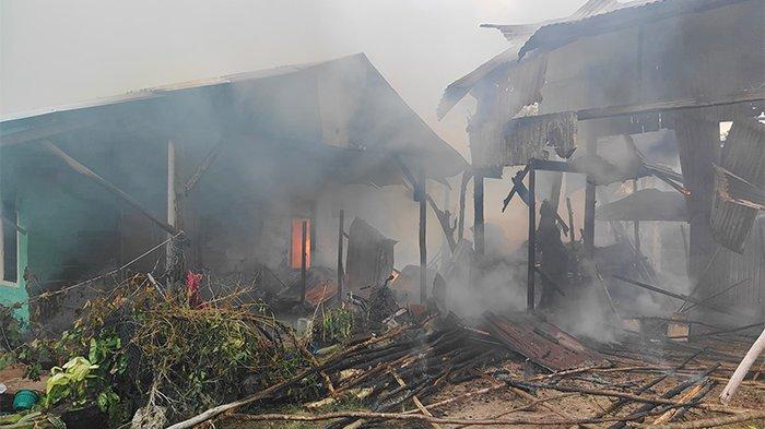 Petugas memadamkan api yang membakar dapur rumah Asoy yang terletak di Desa Padang, Manggar, Belitung Timur tepatnya di depan SPBU Padang pada Kamis (12/9/2024) soere.