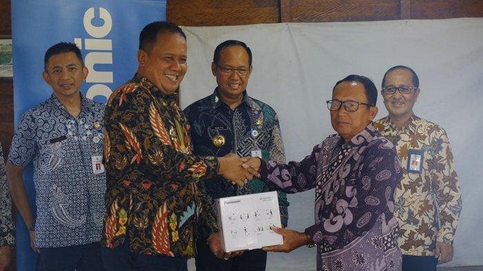 Pemberian bantuan lampu tenaga surya kepada pemerintah daerah di Ekowisata Aik Rusa Berehun, Desa Wisata Terong, Kecamatan Sijuk, Kabupaten Belitung, Jumat (13/9/2024).
