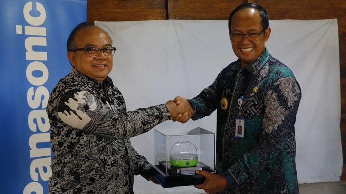 Pemberian bantuan lampu tenaga surya kepada pemerintah daerah di Ekowisata Aik Rusa Berehun, Desa Wisata Terong, Kecamatan Sijuk, Kabupaten Belitung, Jumat (13/9/2024).