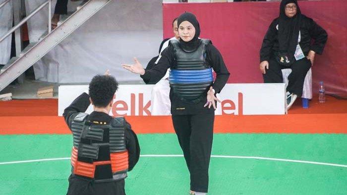 Atlet pencak silat Bangka Belitung, Atika Putriani melangkah ke babak final setelah menaklukkan lawannya dari Papua Barat di kelas F putri pencak silat PON Aceh Sumut 2024, Kamis (12/9/2024).