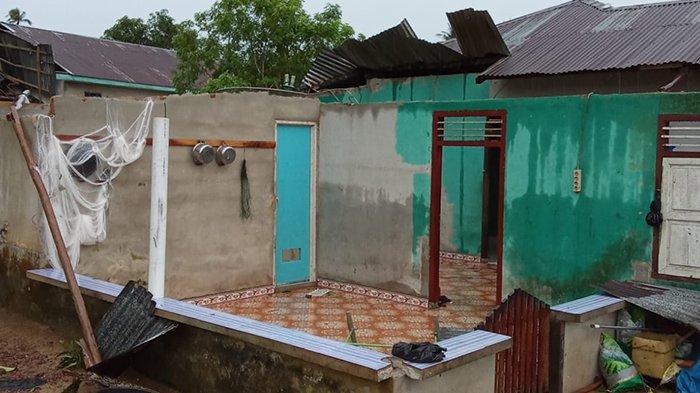 Atap bangunan rumah warga RT 11/06 Dusun Kampung Baru, Desa Tanjung Rusa, Kecamatan Membalong, Kabupaten Belitung, disapu angin puting beliung pada Minggu (29/9/2024).