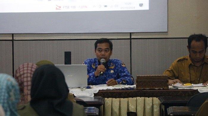 Kabid Pengembangan Karir dan Promosi ASN, Firdaus sedang membawakan materi peraturan izin pernikahan dan perceraian bagi ASN.