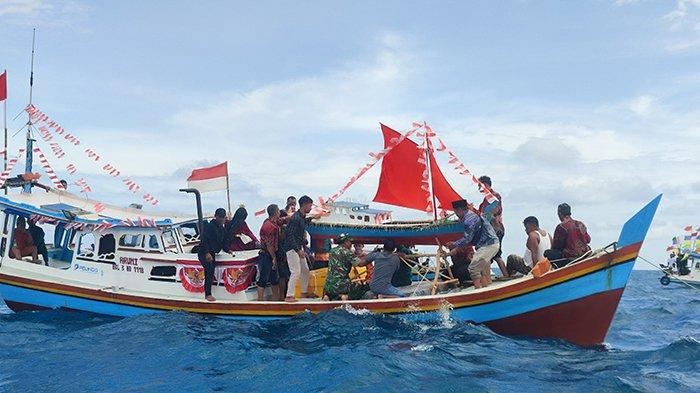 Ritual adat sesaat sebelum melarung jong atau kapal kecil saat prosesi muang jong di lepas Pantai Tanjung Kelayang, Desa Keciput, Belitung, Provinsi Kepulauan Bangka Belitung, Kamis (10/10/2024).